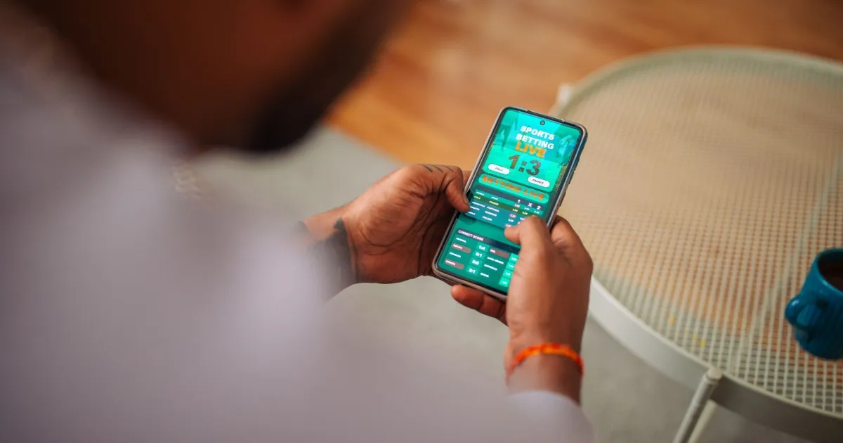 Pessoa usando celular acessando site de apostas
