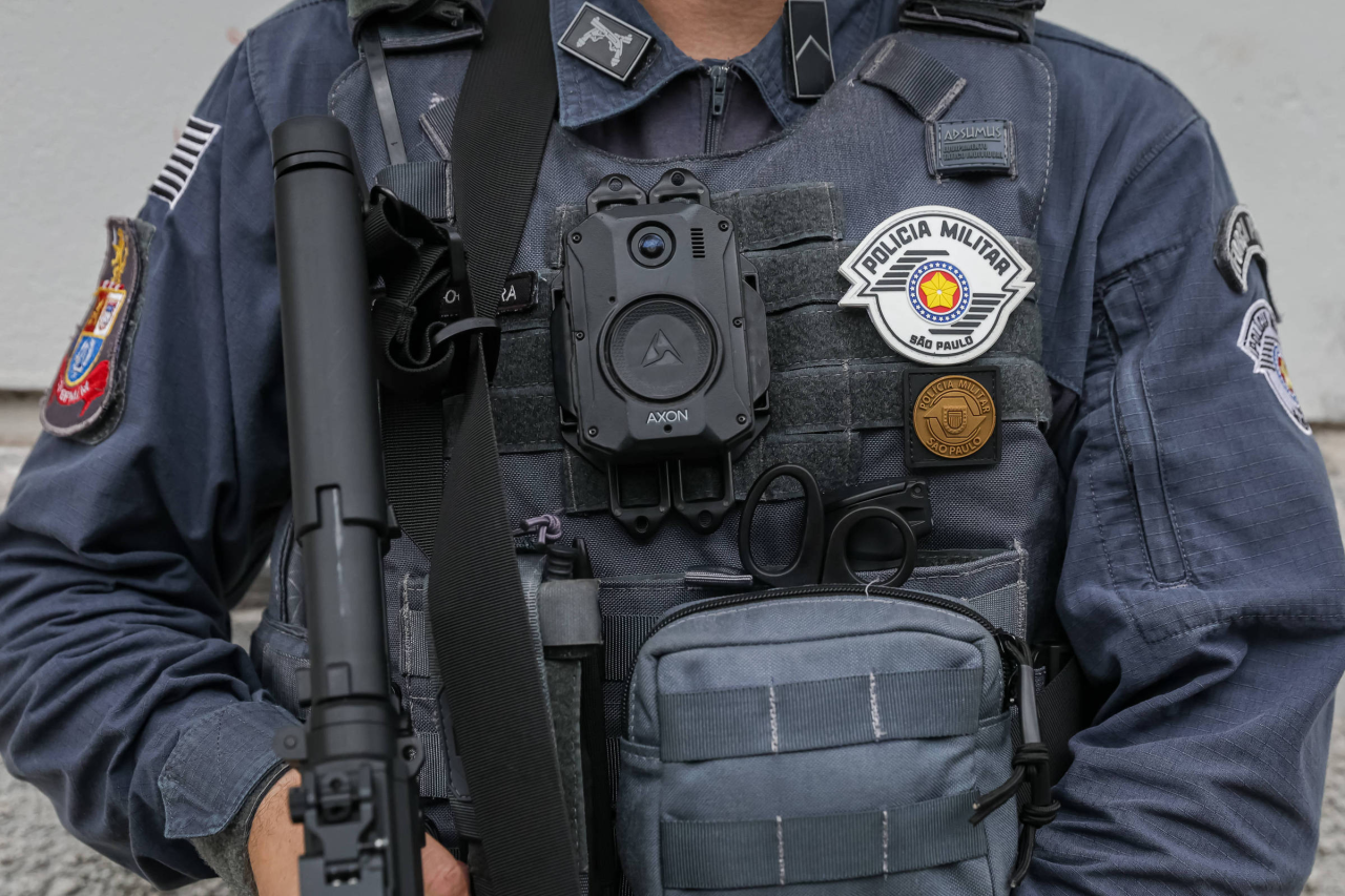 Policial usando celular