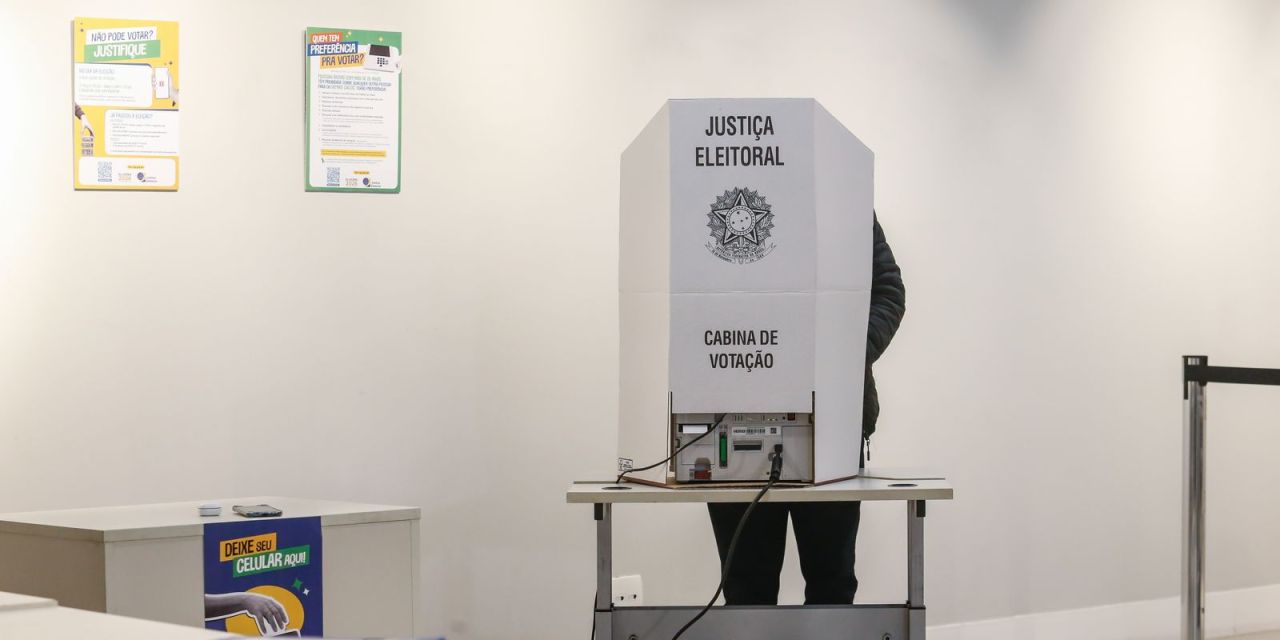 Urna eletrônica em seção de votação