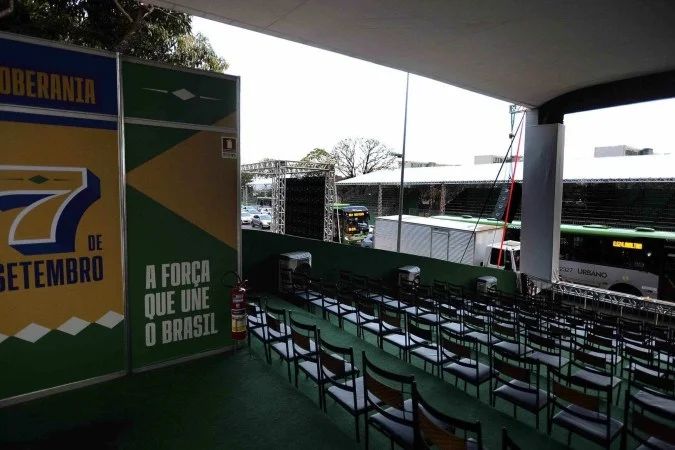Desfile na Esplanada dos Ministérios com tropas e autoridades