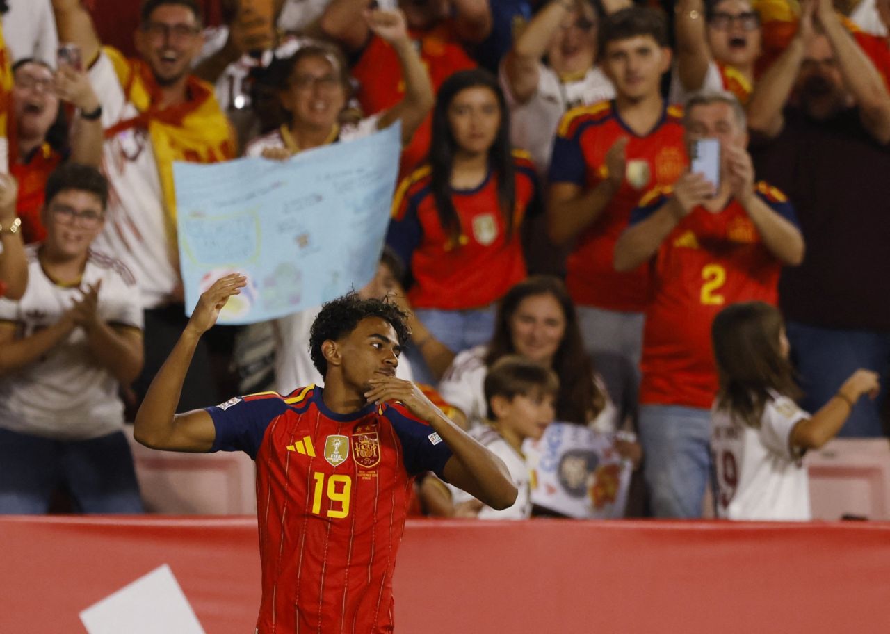 Lamine Yamal comemora gol da Espanha contra a Croácia