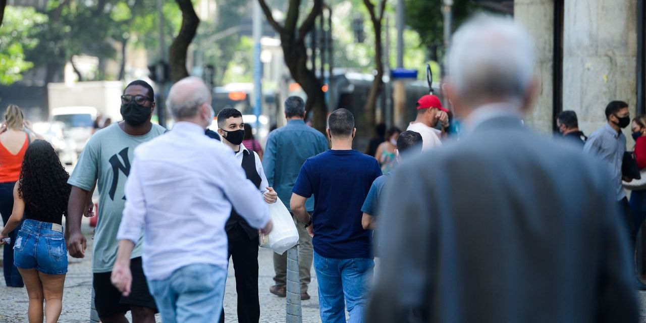 fiéis em culto religioso