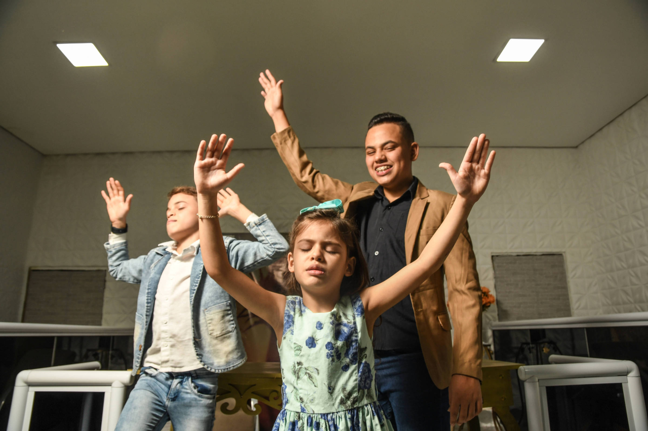 João Vitor em touro mecânico no documentário A Voz de Deus