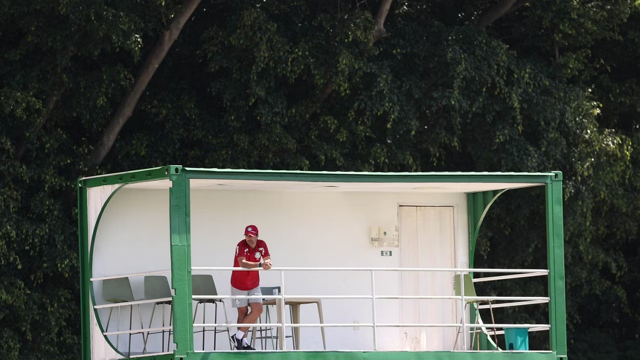 Abel Ferreira durante treino na Academia de Futebol