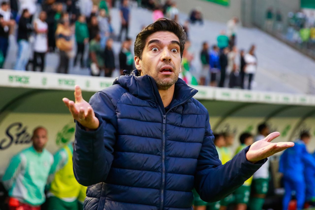 Abel Ferreira reclama com árbitro durante partida