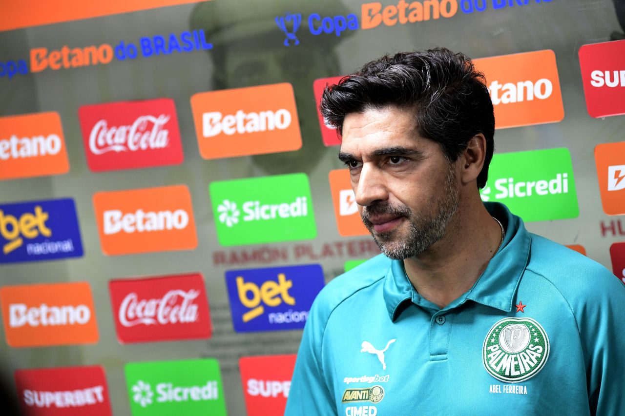 Abel Ferreira na beira do campo