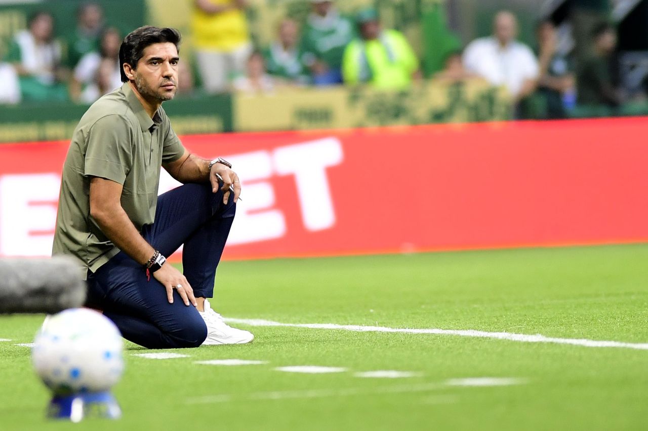 Abel Ferreira orienta jogadores no banco