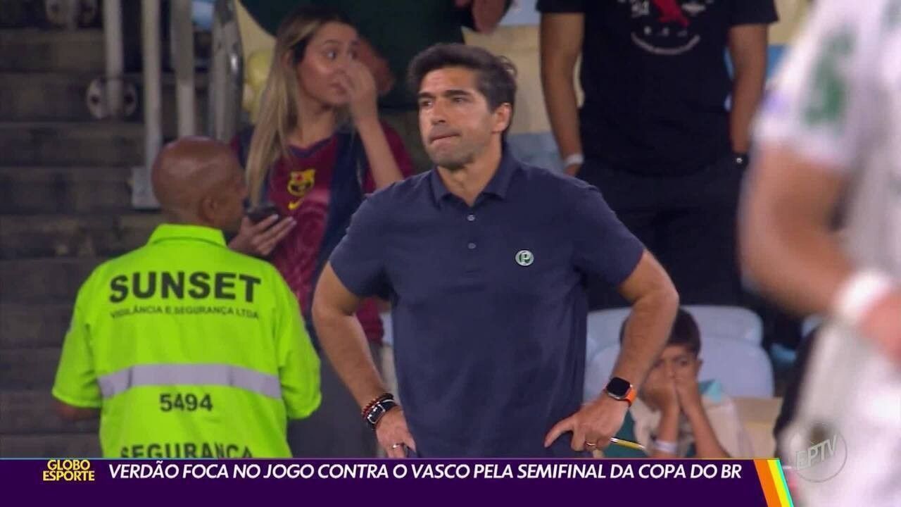 Vitor Roque conversa com Abel Ferreira durante treino do Palmeiras