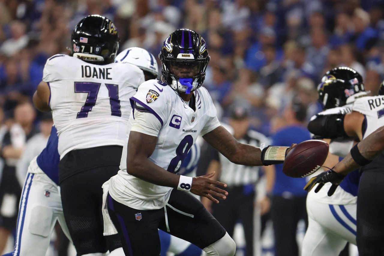 Lamar Jackson lançando para passe contra Colts