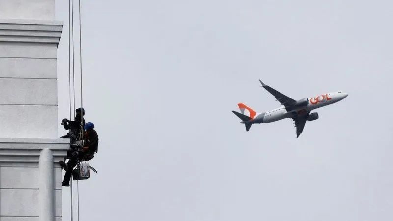 Avião comercial taxiando na pista