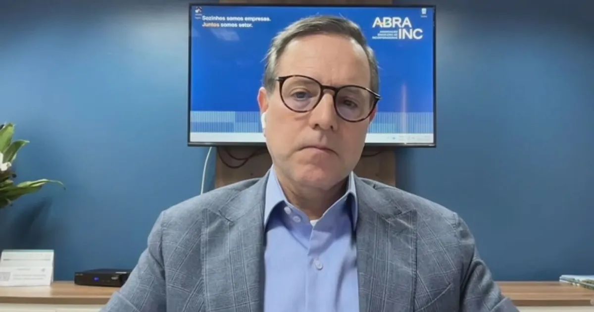 Operários em canteiro de obras com andaimes e concretagem