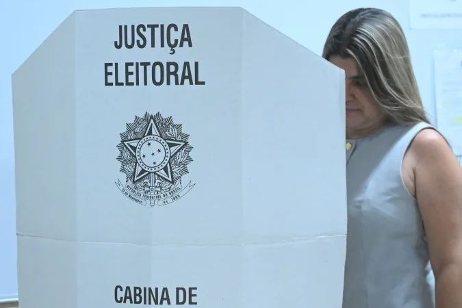 Eleitores em fila para votar em seção eleitoral