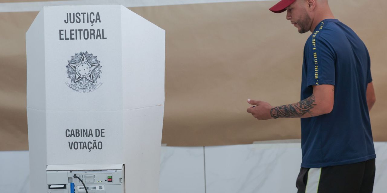 Fila de eleitores em seção eleitoral
