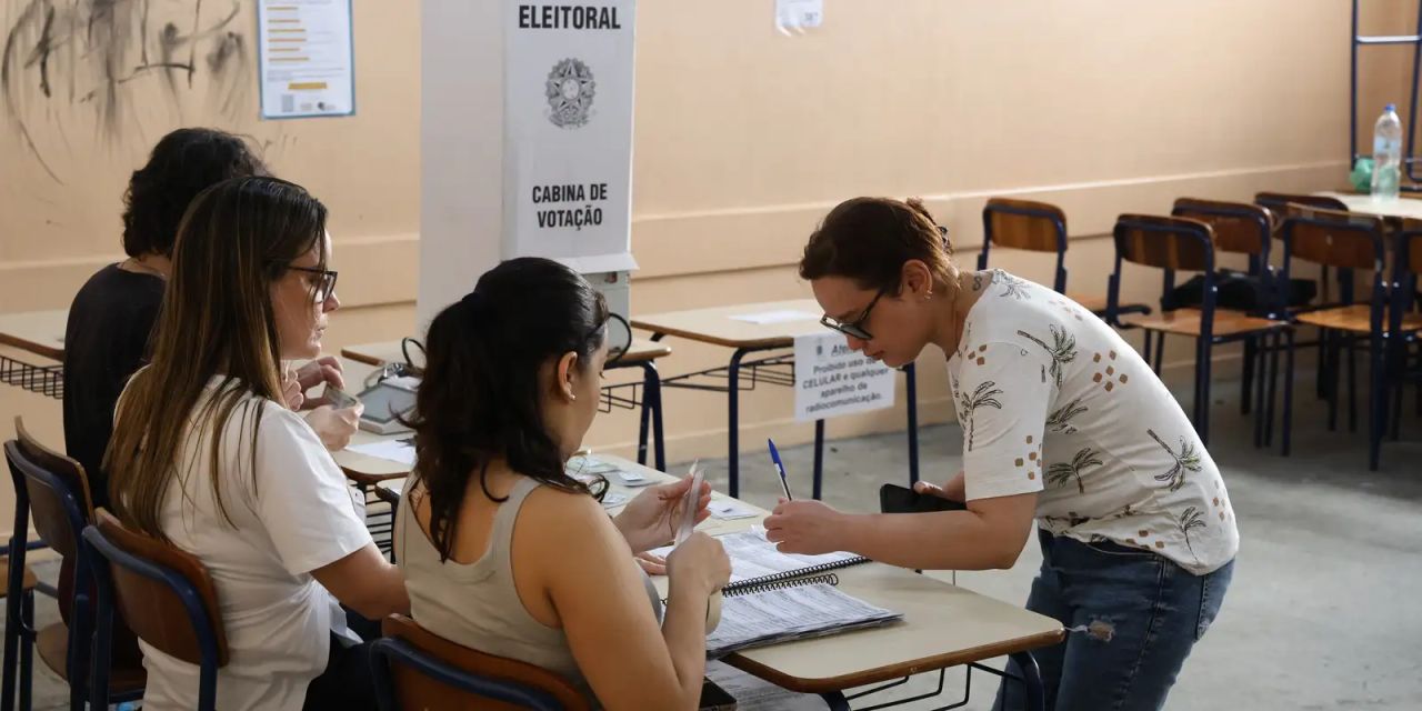 Eleitores em fila diante de seção eleitoral