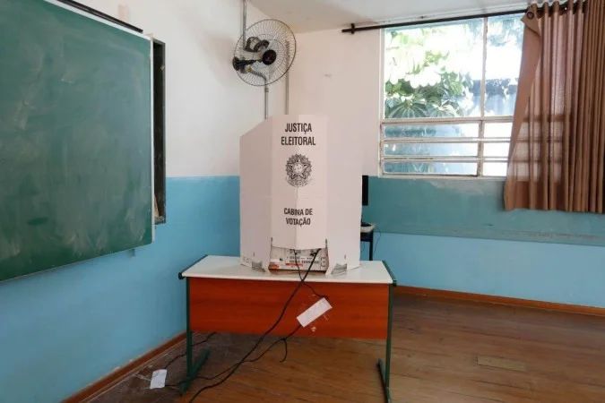 Eleitor em frente a urna eletrônica