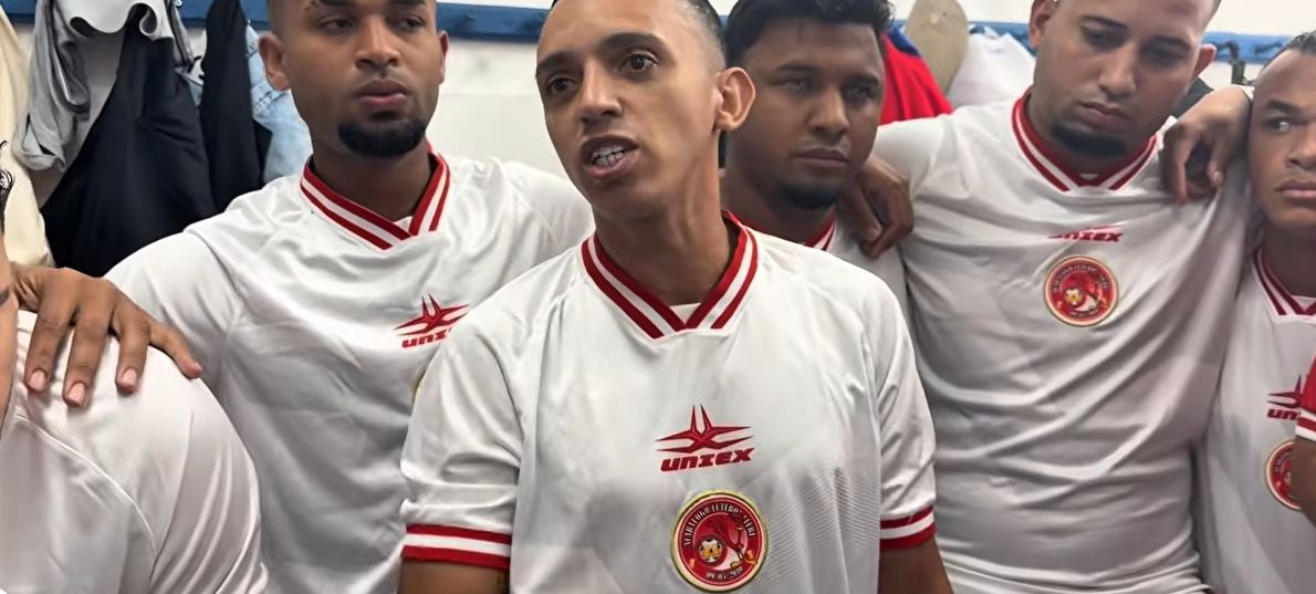 Jogadores do Acaba Lago comemorando o título da Copa Barco Louco nos pênaltis