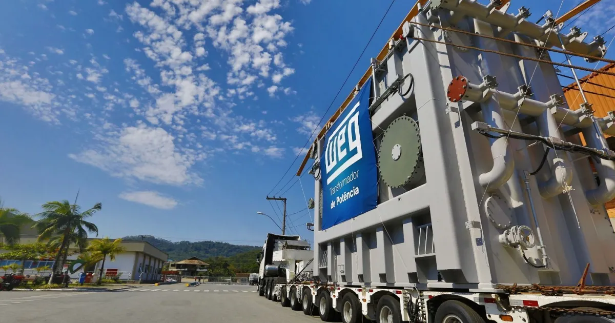 fachada industrial com logo da WEG