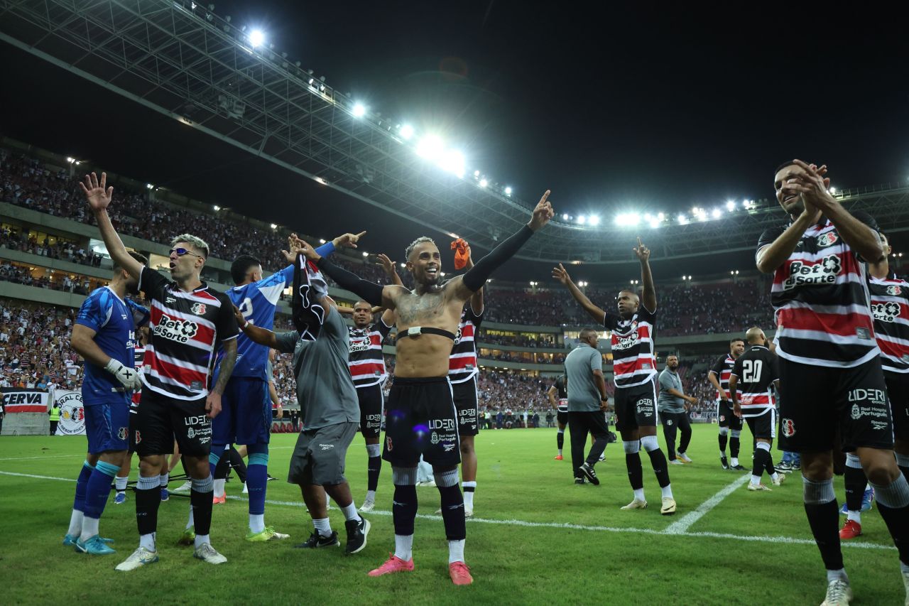 jogadores do santa cruz comemorando durante partida