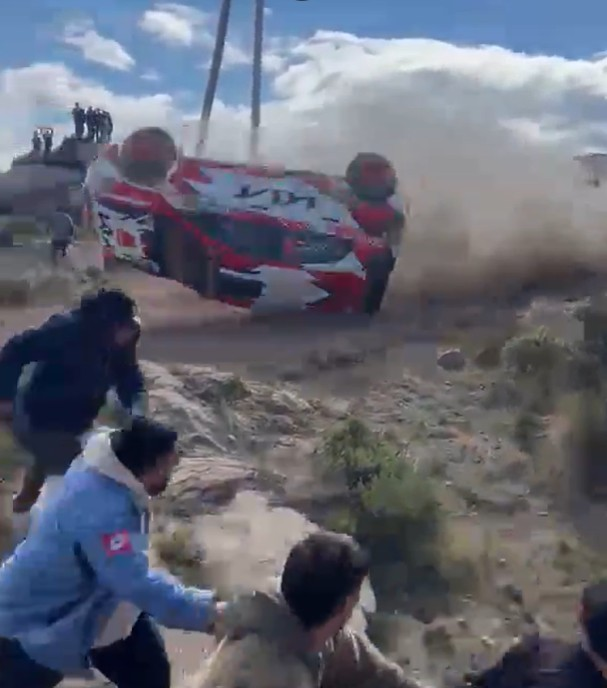 carro capotado atingindo espectadores em rali