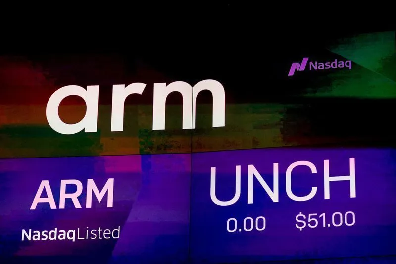 Edifício da Arm com gráfico de ações em queda
