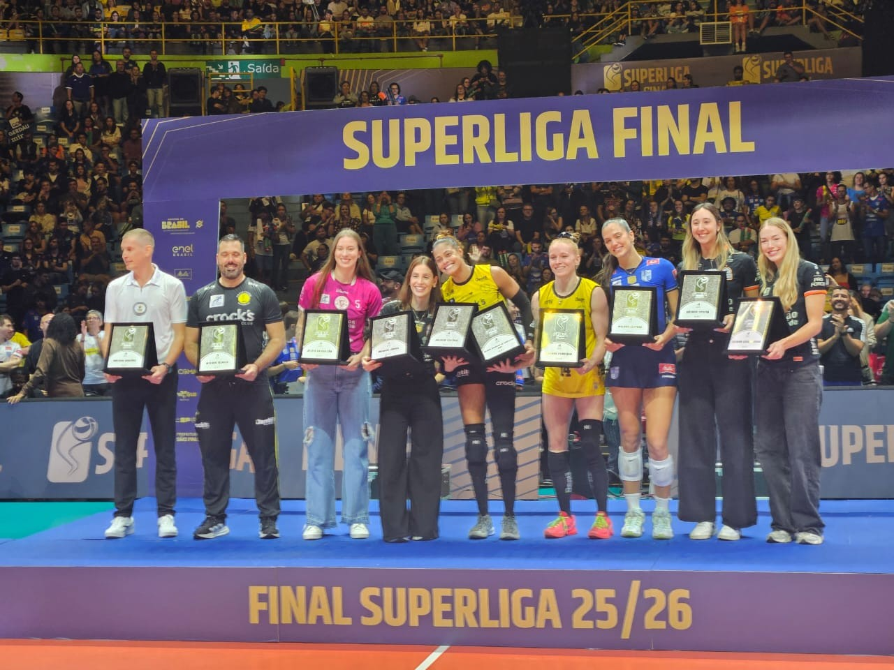 Adenízia comemora título da Superliga