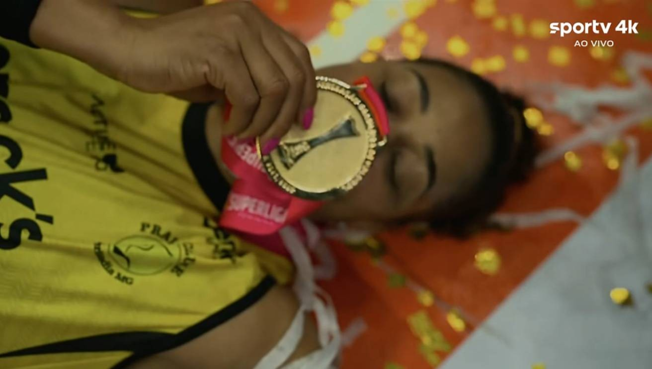 Adenízia ergue o troféu após vitória do Praia Clube sobre o Minas