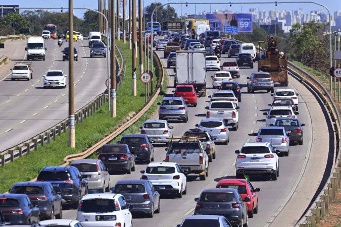 Carro com adesivo de campanha eleitoral estacionado