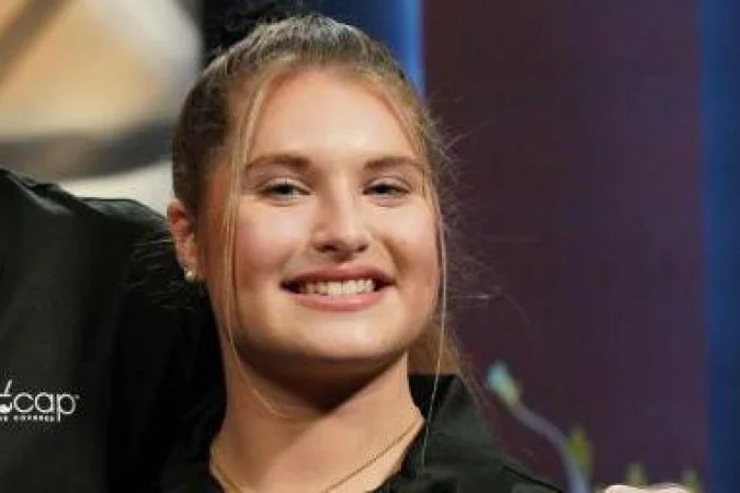 Nightcap cobrindo copo com canudo