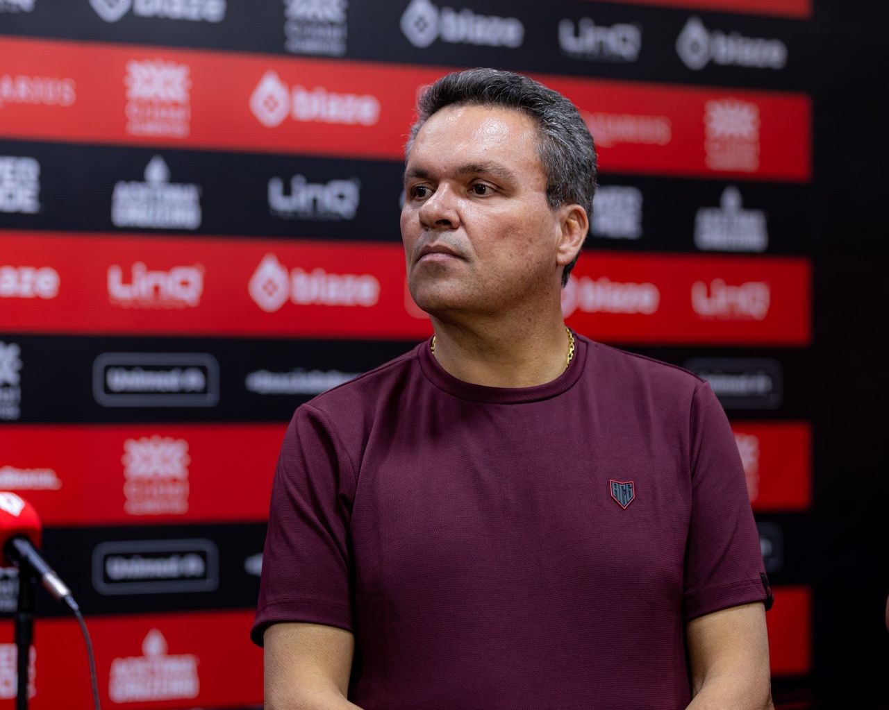 Adson Batista em entrevista no Estádio da Serrinha
