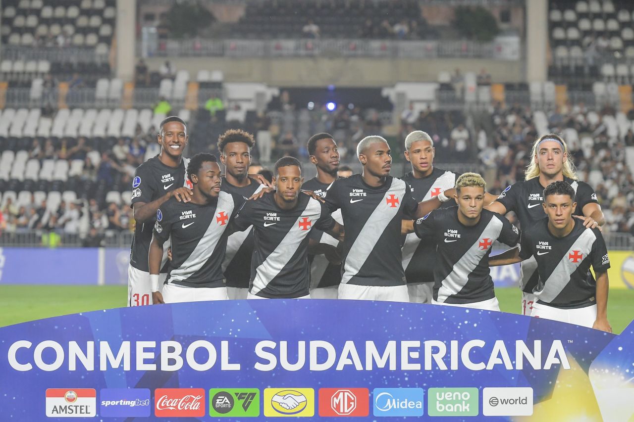 Comemoração de jogadores do Vasco após gol em São Januário