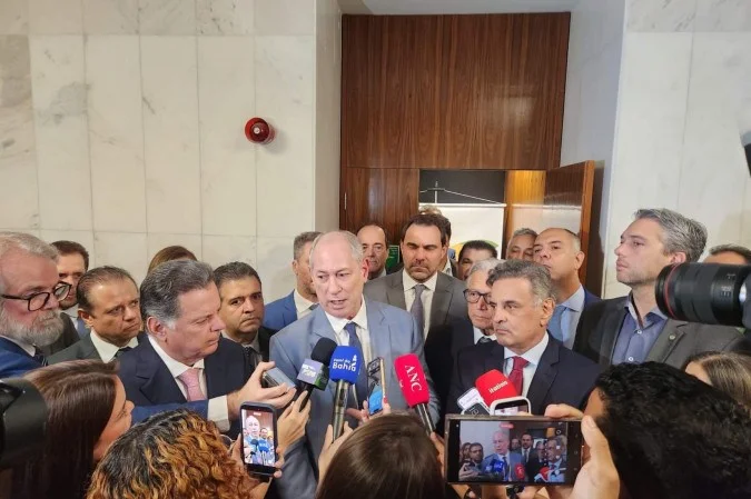 Aécio Neves em reunião da bancada do PSDB na Câmara