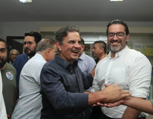 Aécio Neves em coletiva anunciando candidatura ao Senado