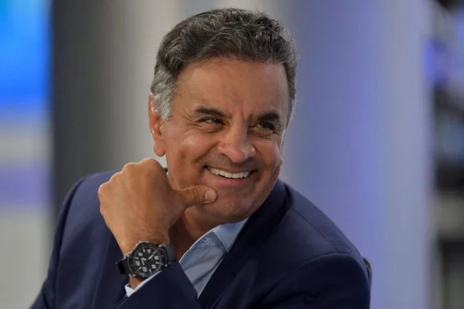 Aécio Neves fala ao público durante pronunciamento