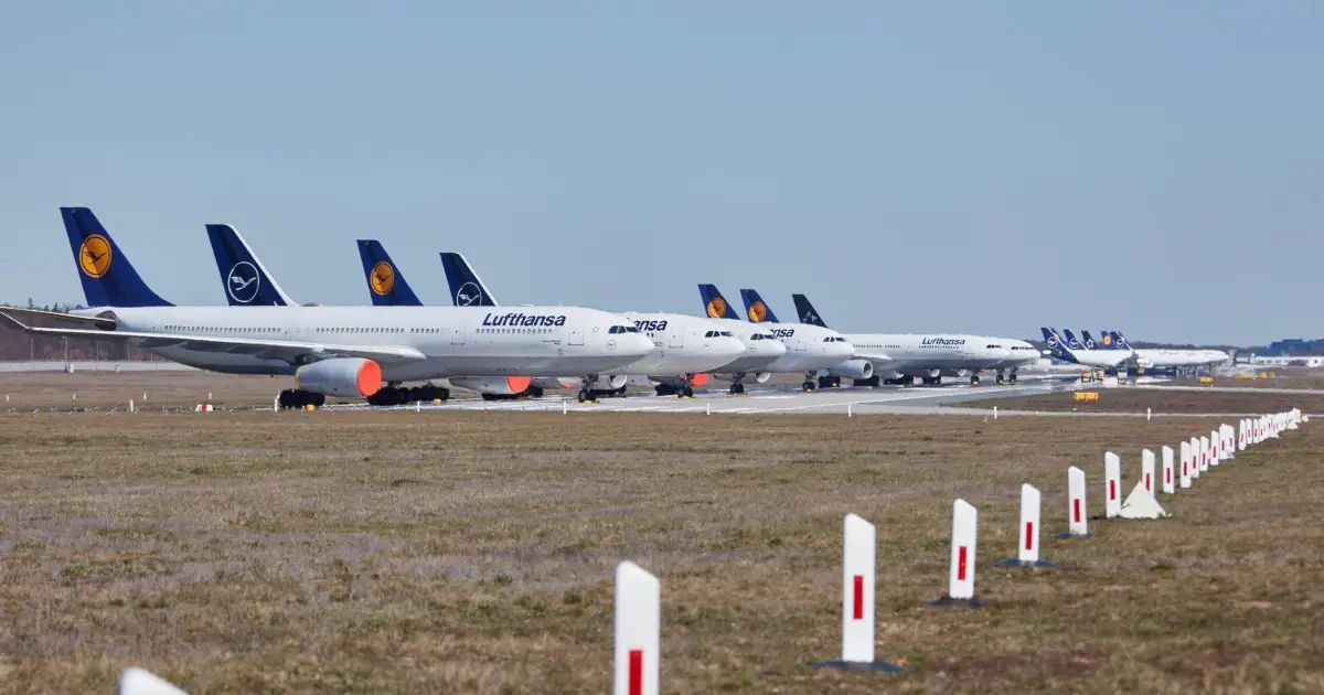 Aviões de companhias aéreas europeias alinhados na pista