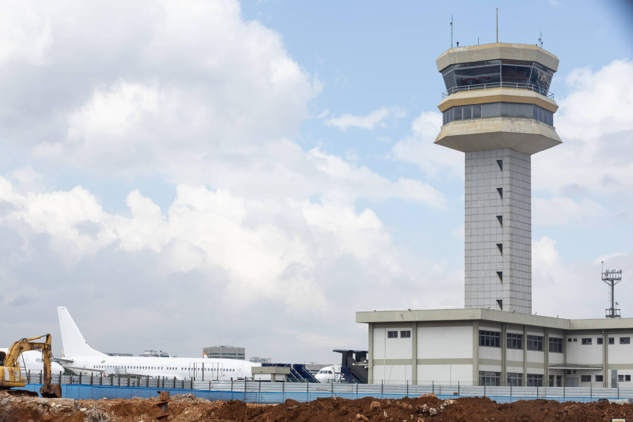 Movimento de passageiros em terminal de aeroporto