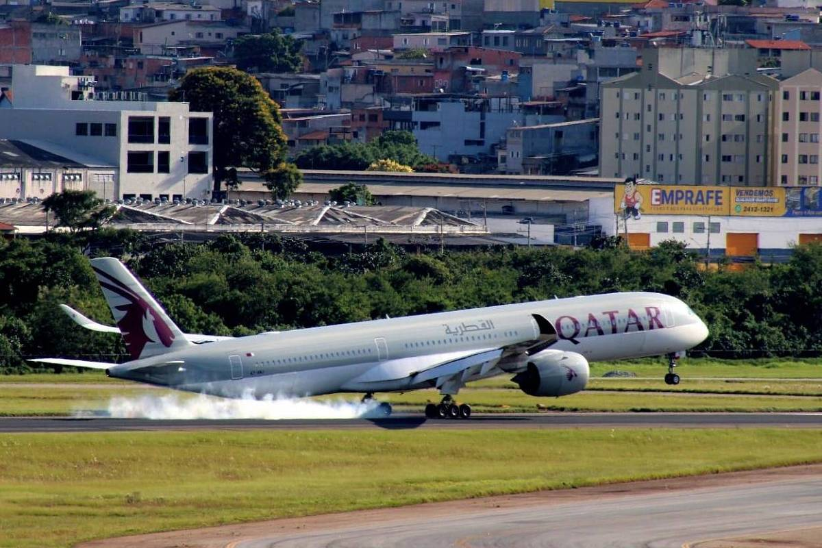 aeronave em aeroporto
