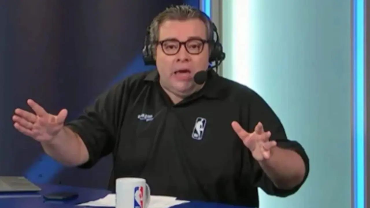 Rômulo Mendonça em cabine de transmissão