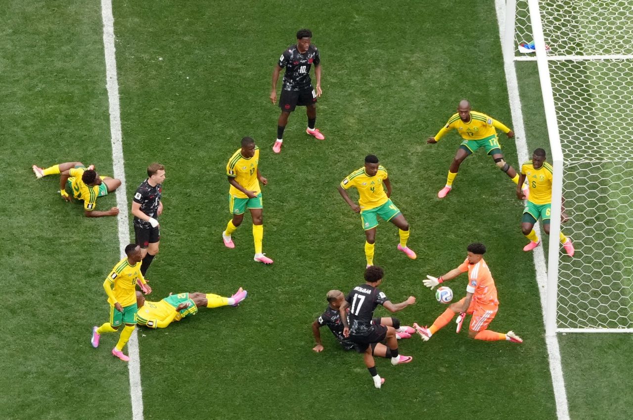 Tajon Buchanan em lance do primeiro tempo entre Canadá e África do Sul em Los Angeles