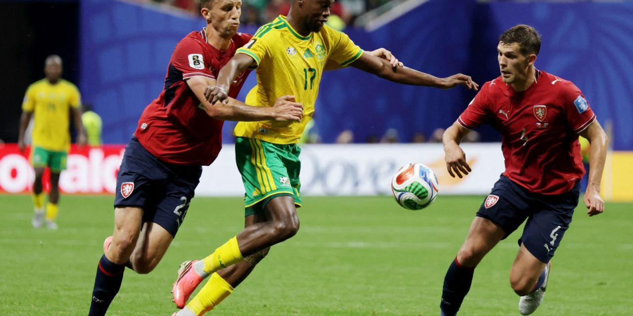 Michael Sadílek comemora gol