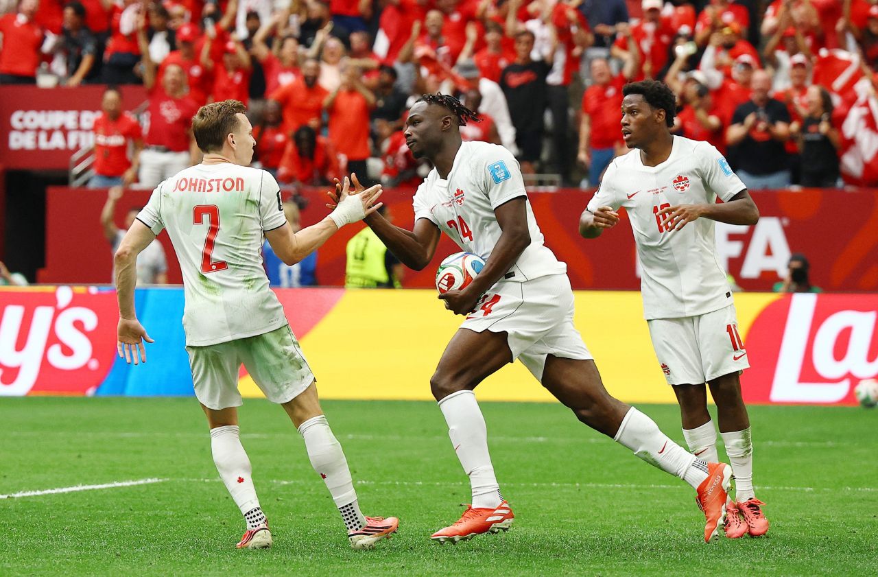 Jogadores de África do Sul e Canadá disputando bola em campo