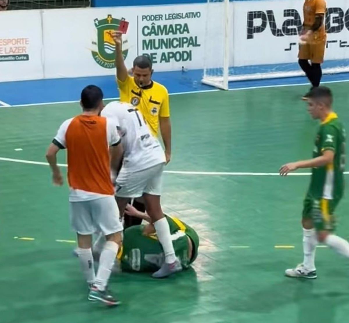 Momento em que jogador chuta adversário caído na quadra