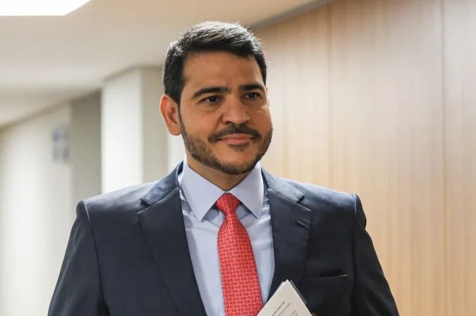 Ministro da AGU Jorge Messias em escritório
