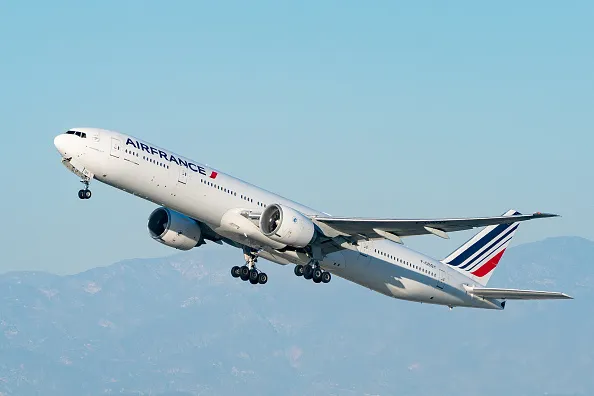 Tanques de combustível em aeroporto com avião ao fundo