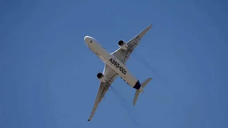 Linha de montagem da Airbus com aeronave em montagem