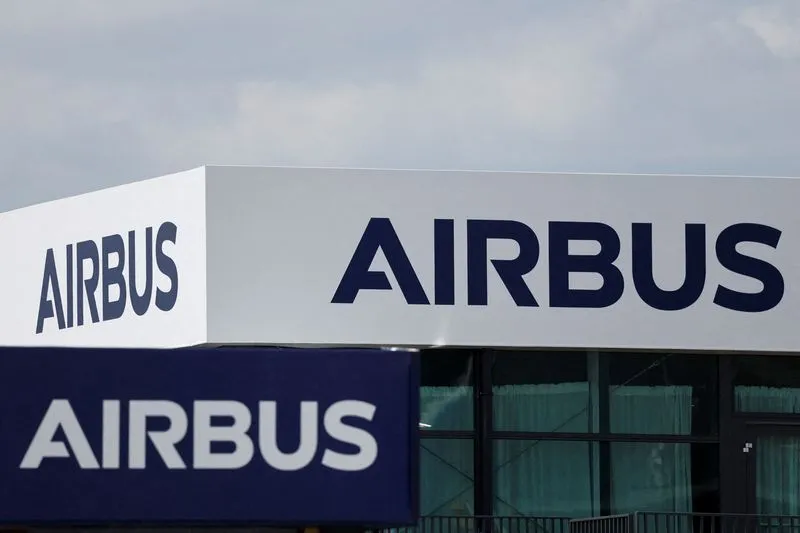 Avião Airbus em hangar