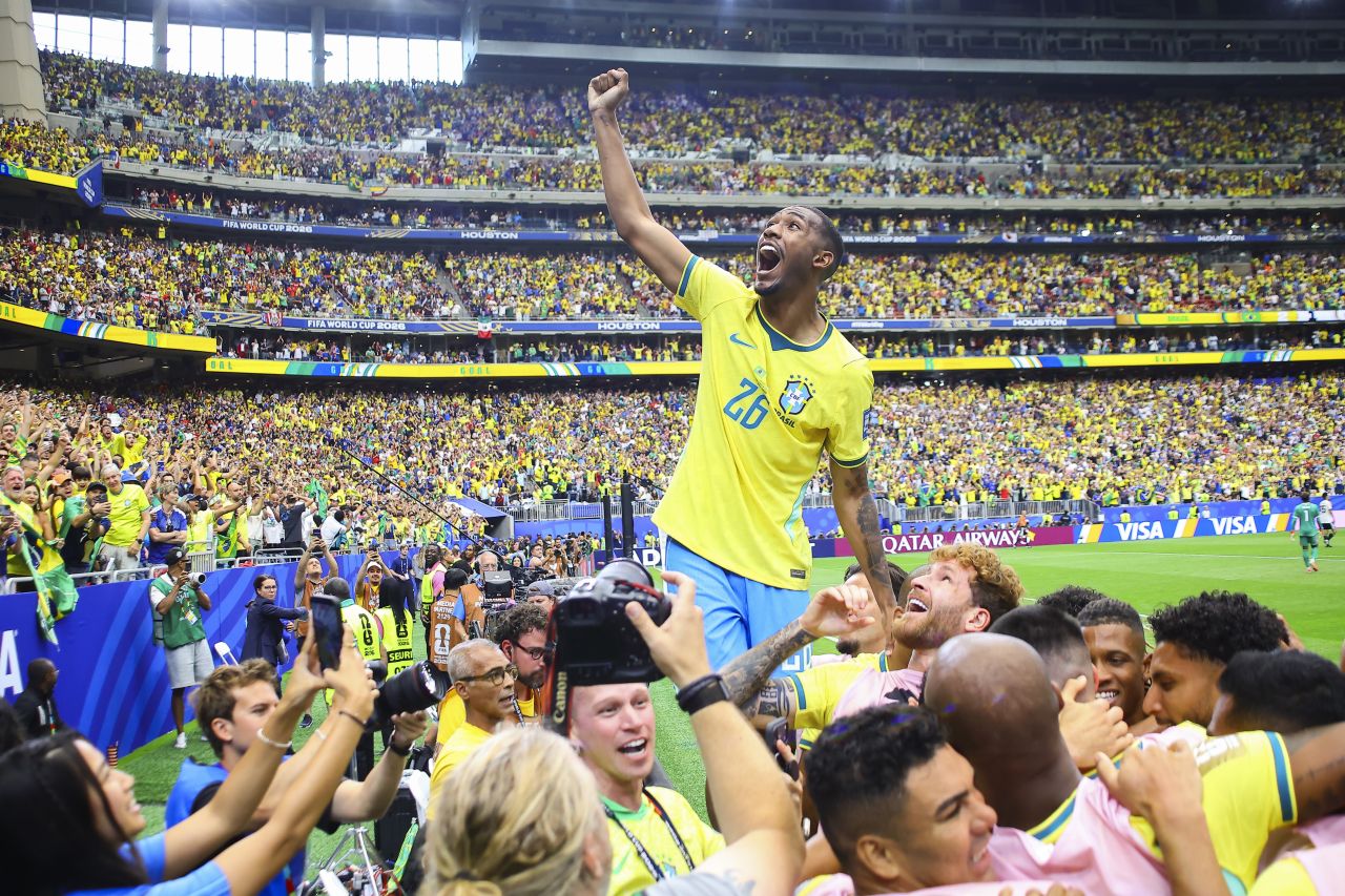 Rayan comemorando gol pela seleção brasileira