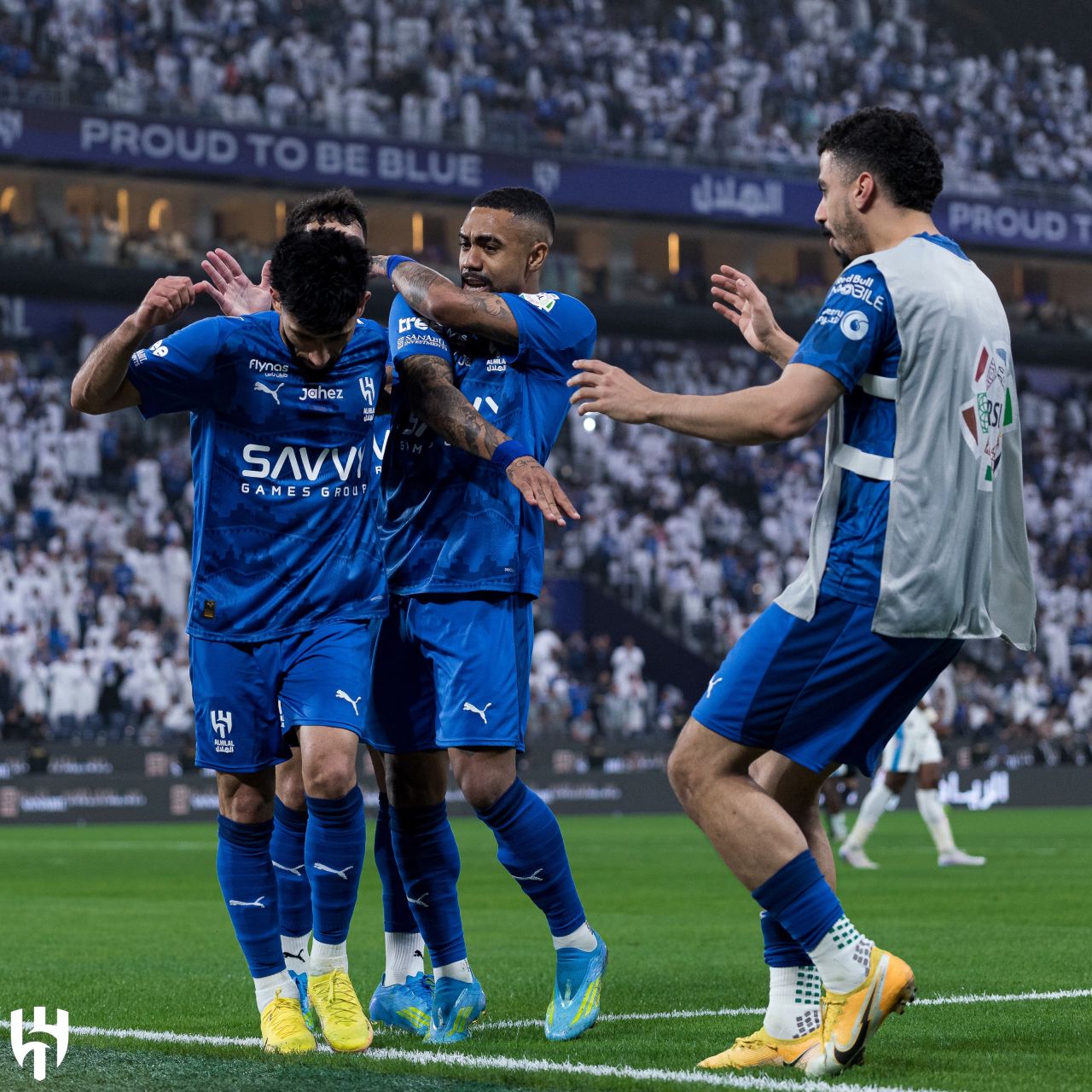 Jogadores do Al-Hilal comemorando gol contra o Neom