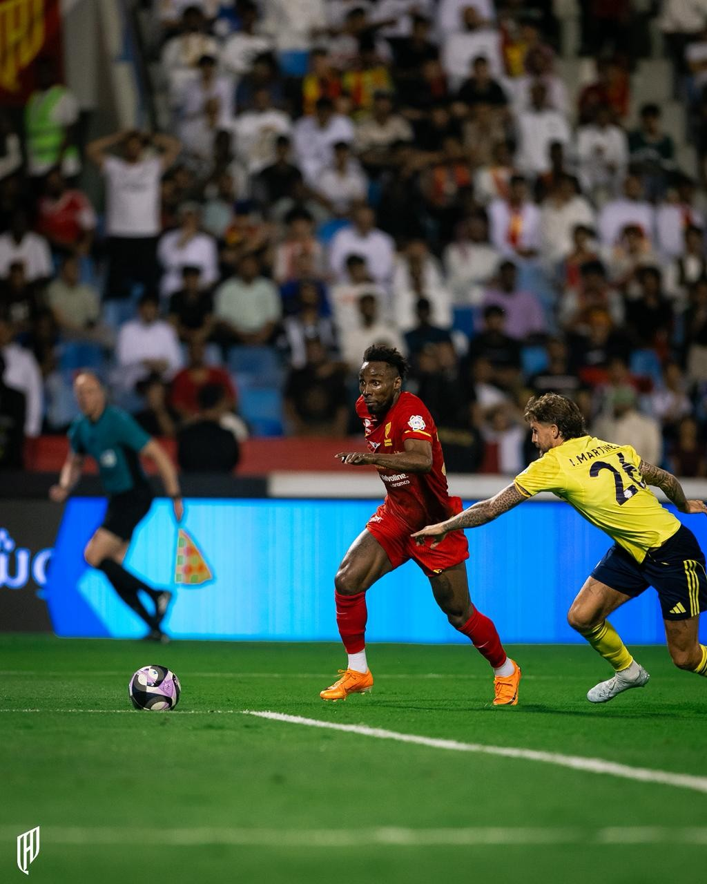 Jogadores do Al-Qadsiah comemoram gol contra o Al-Nassr