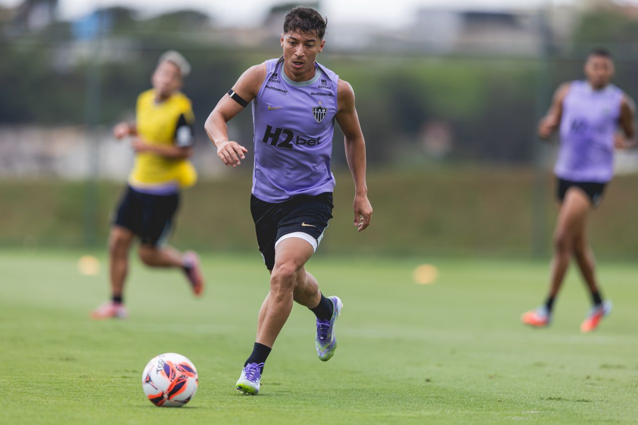 Alan Franco treinando na Cidade do Galo