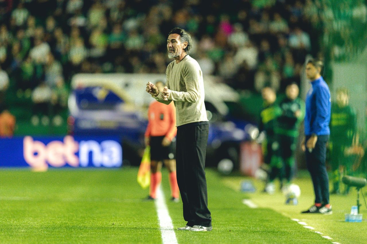 Alan Minda comemora gol nos acréscimos contra o Juventude